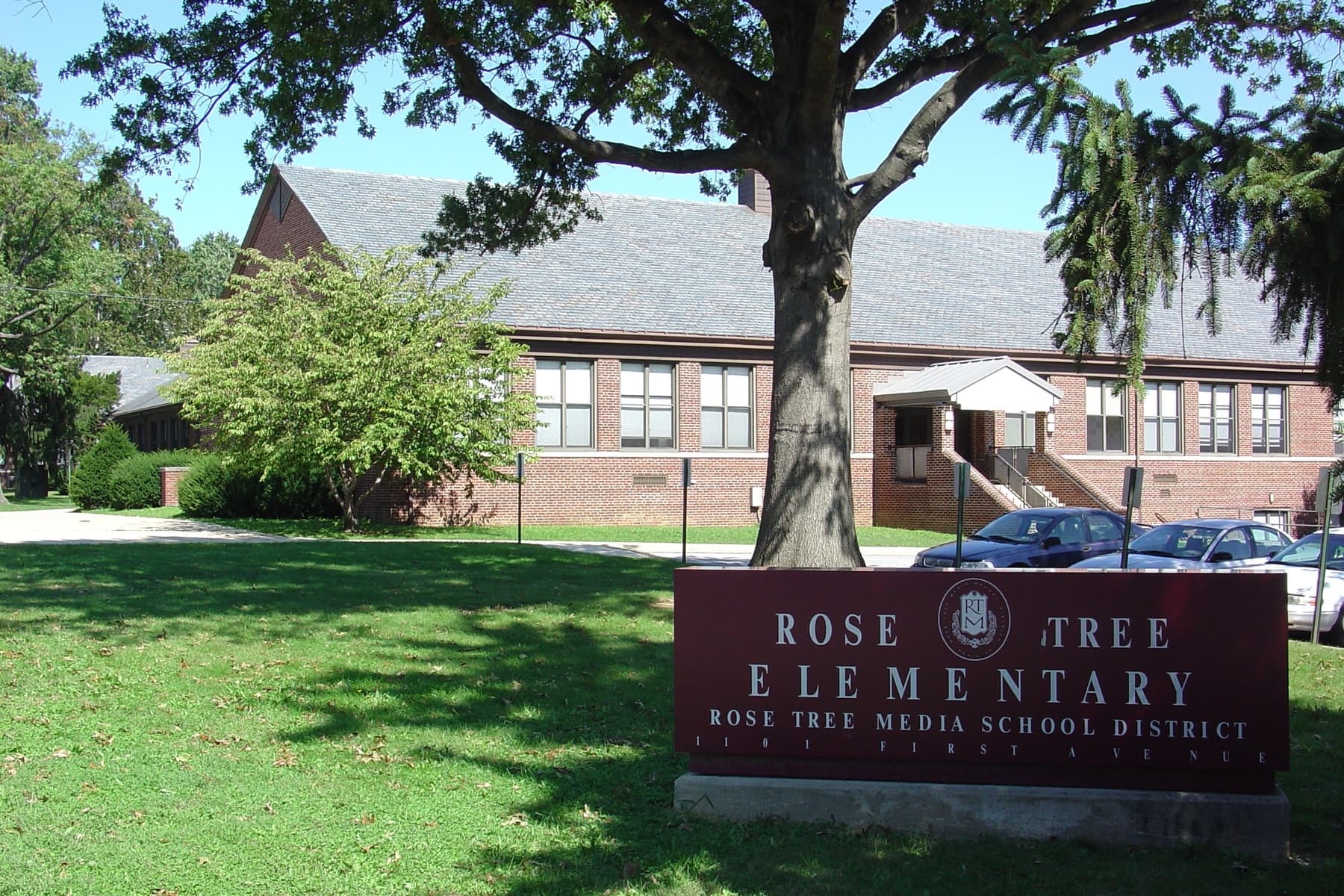 The sign and building of Rose Tree Elementary School in Media, PA