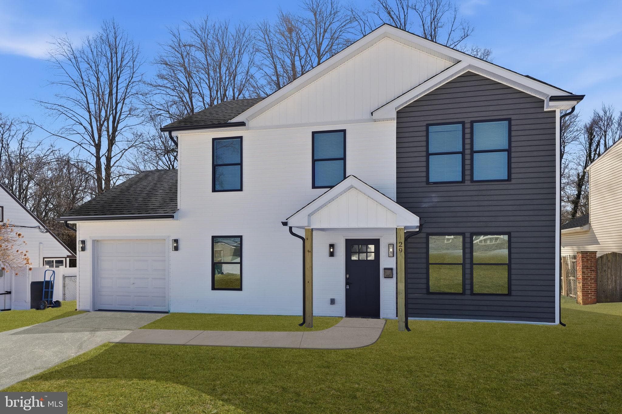 29 Rocky Pool Ln, Levittown, PA 19055