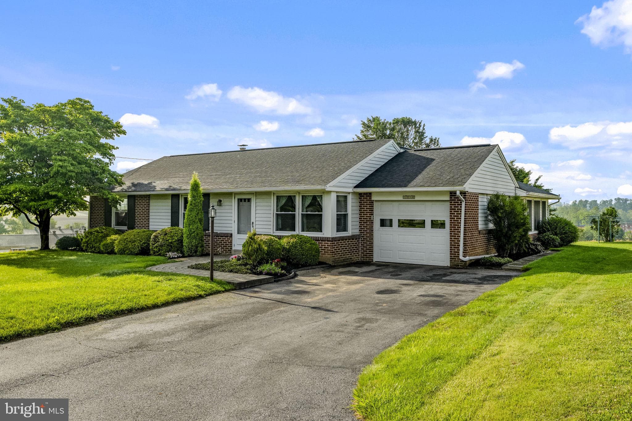 2136 Hobson Rd, Lancaster, PA 17602