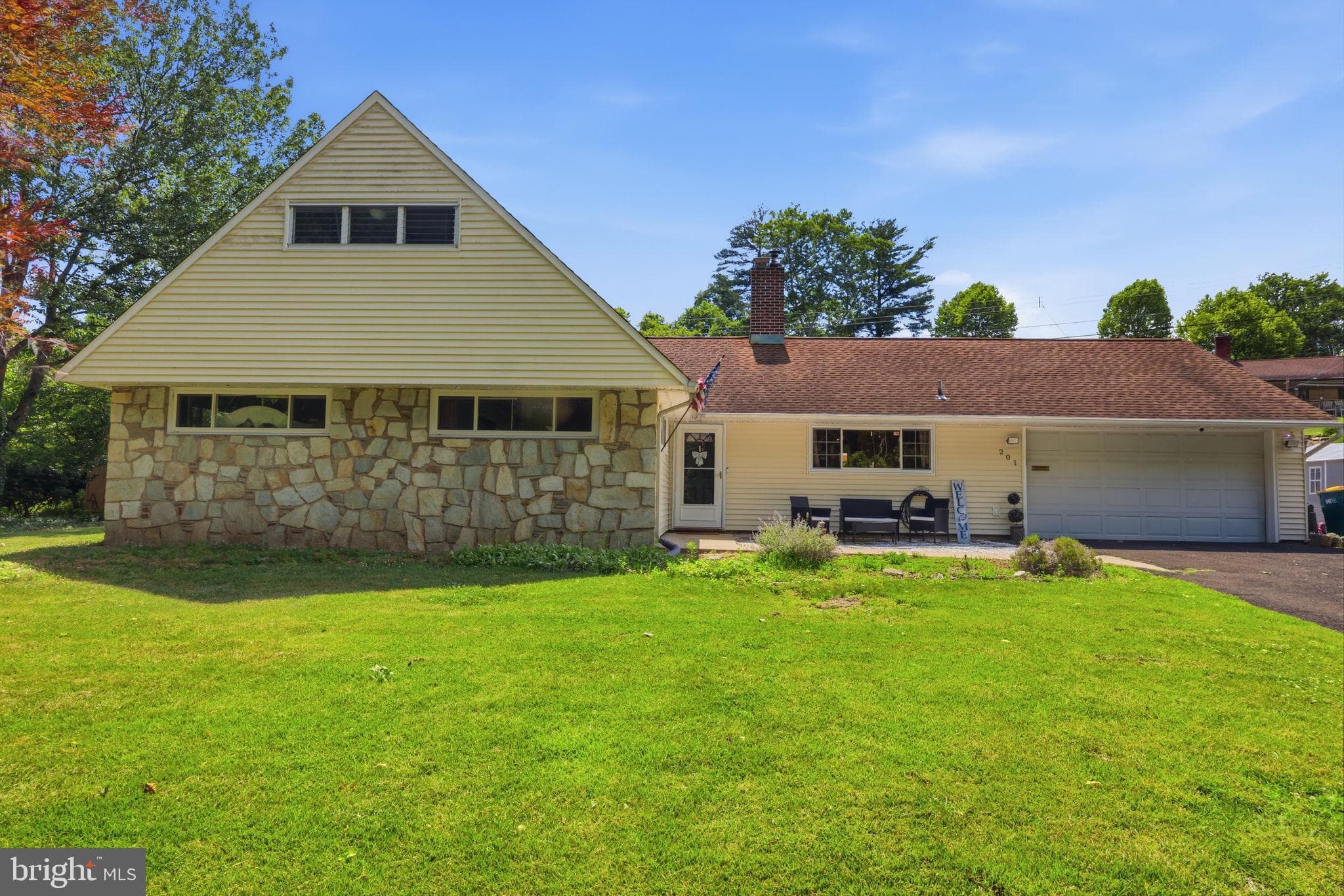 201 Snowball Dr, Levittown, PA 19056