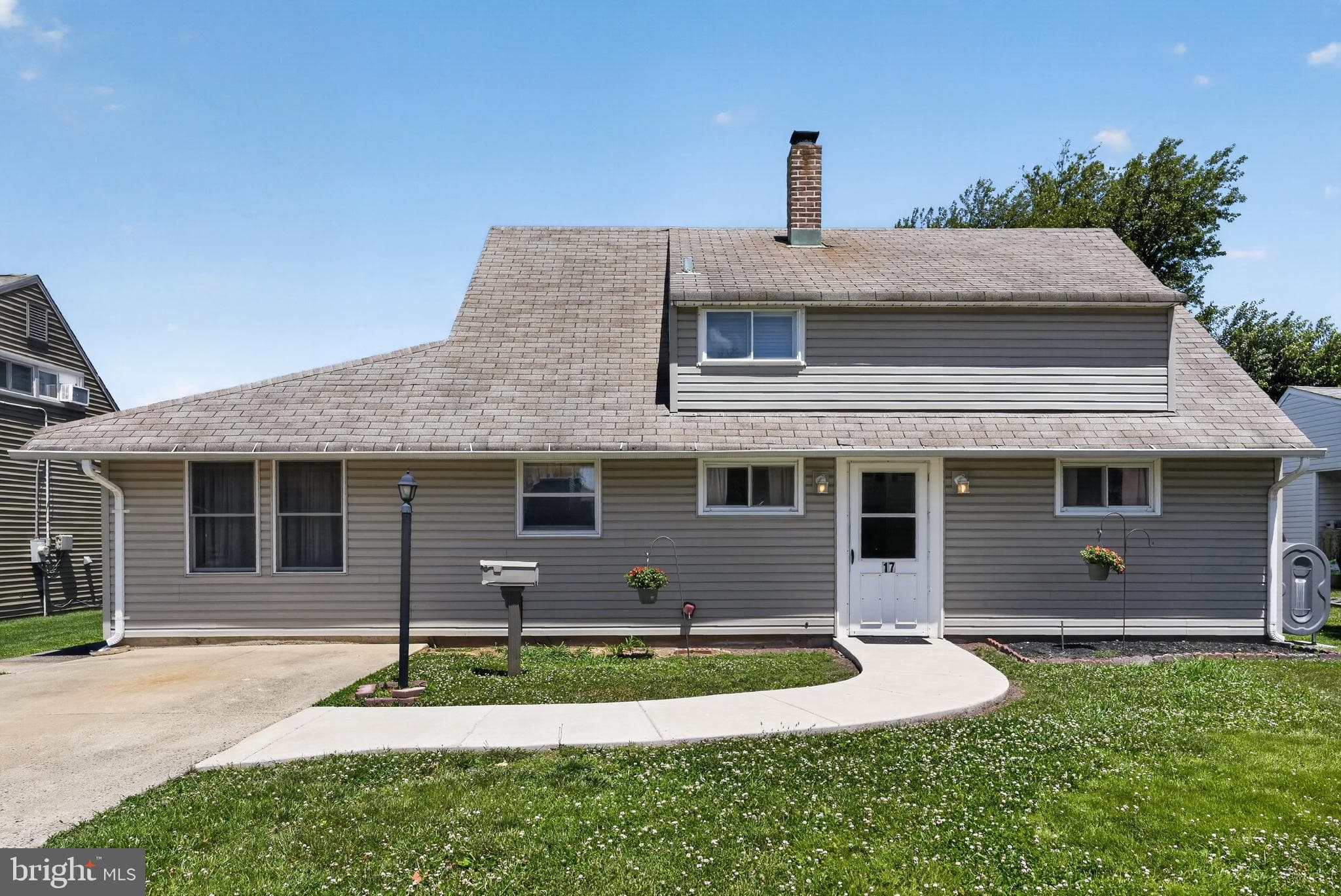 17 Idolstone Rd, Levittown, PA 19057