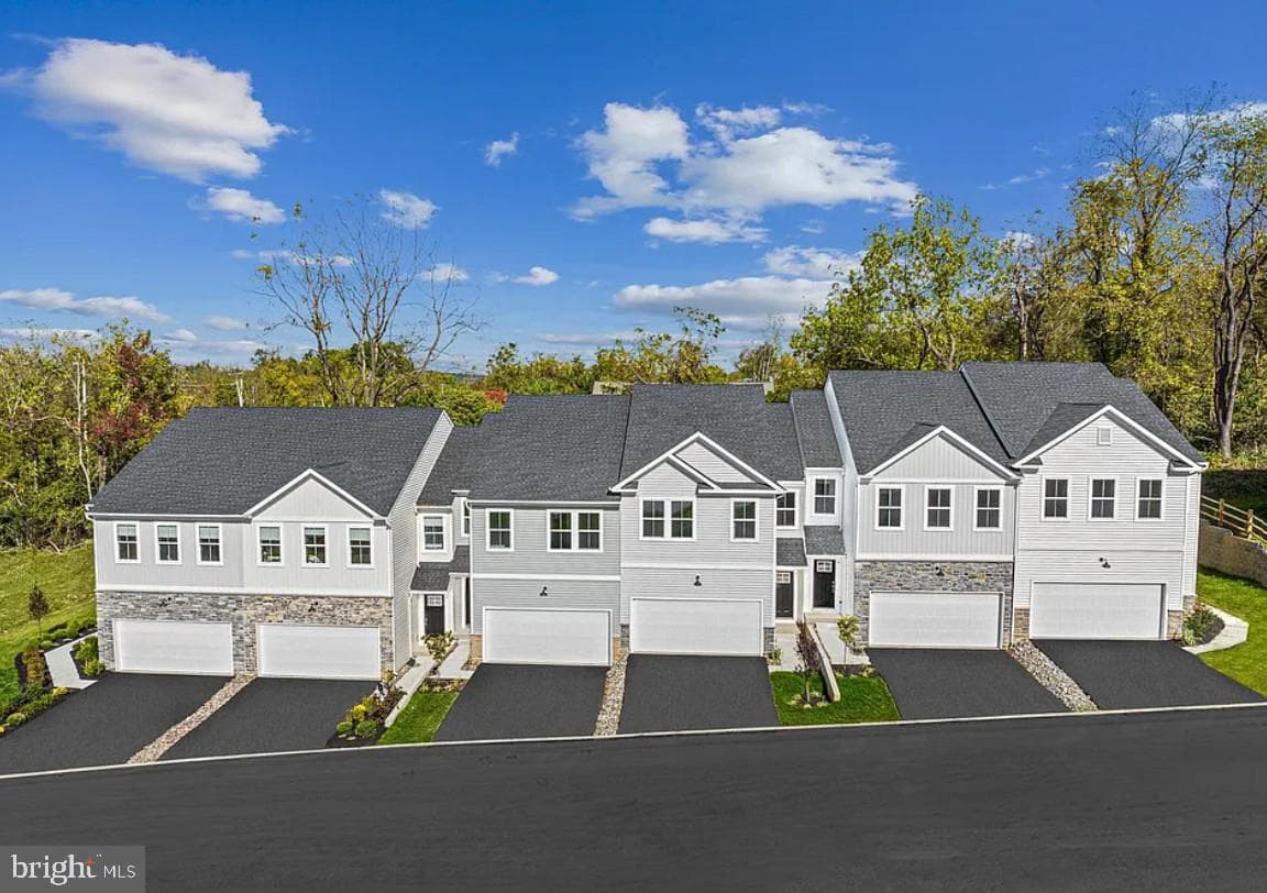 8 Shamrock Cir, Downingtown, PA 19335