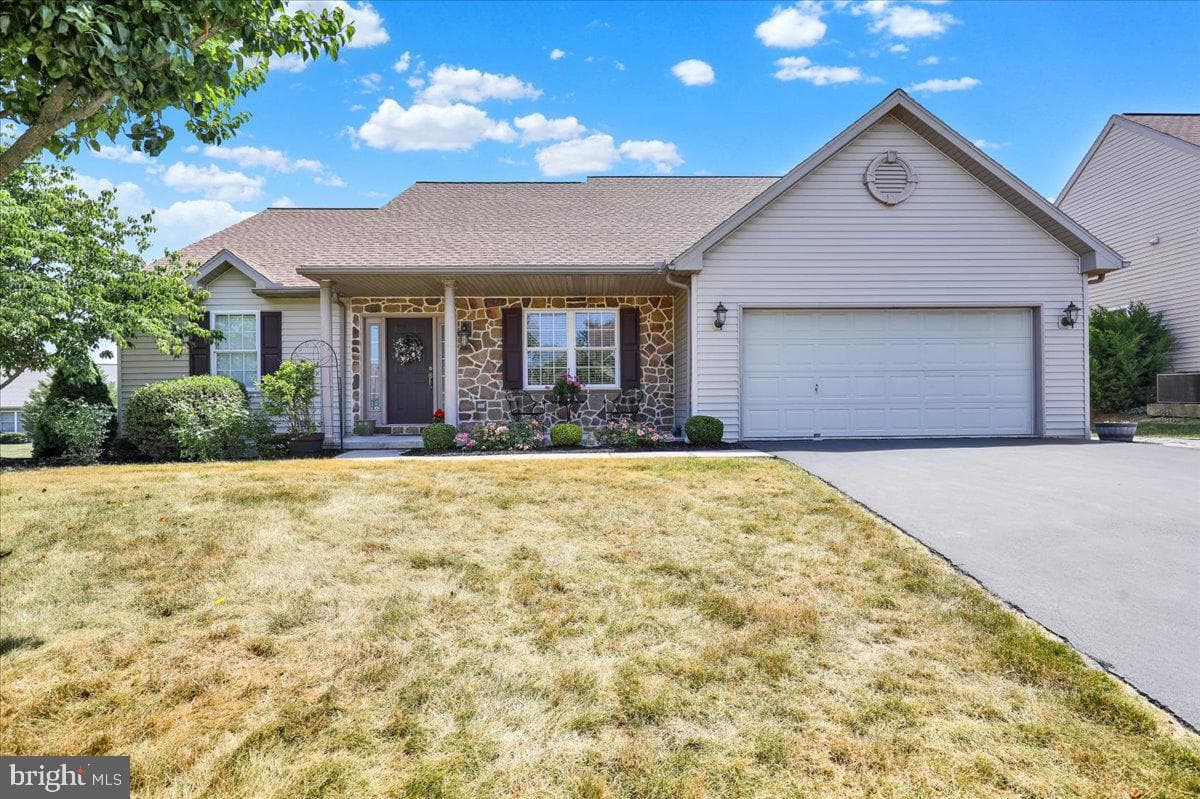 111 Day Lily Dr, Sinking Spring, PA 19608