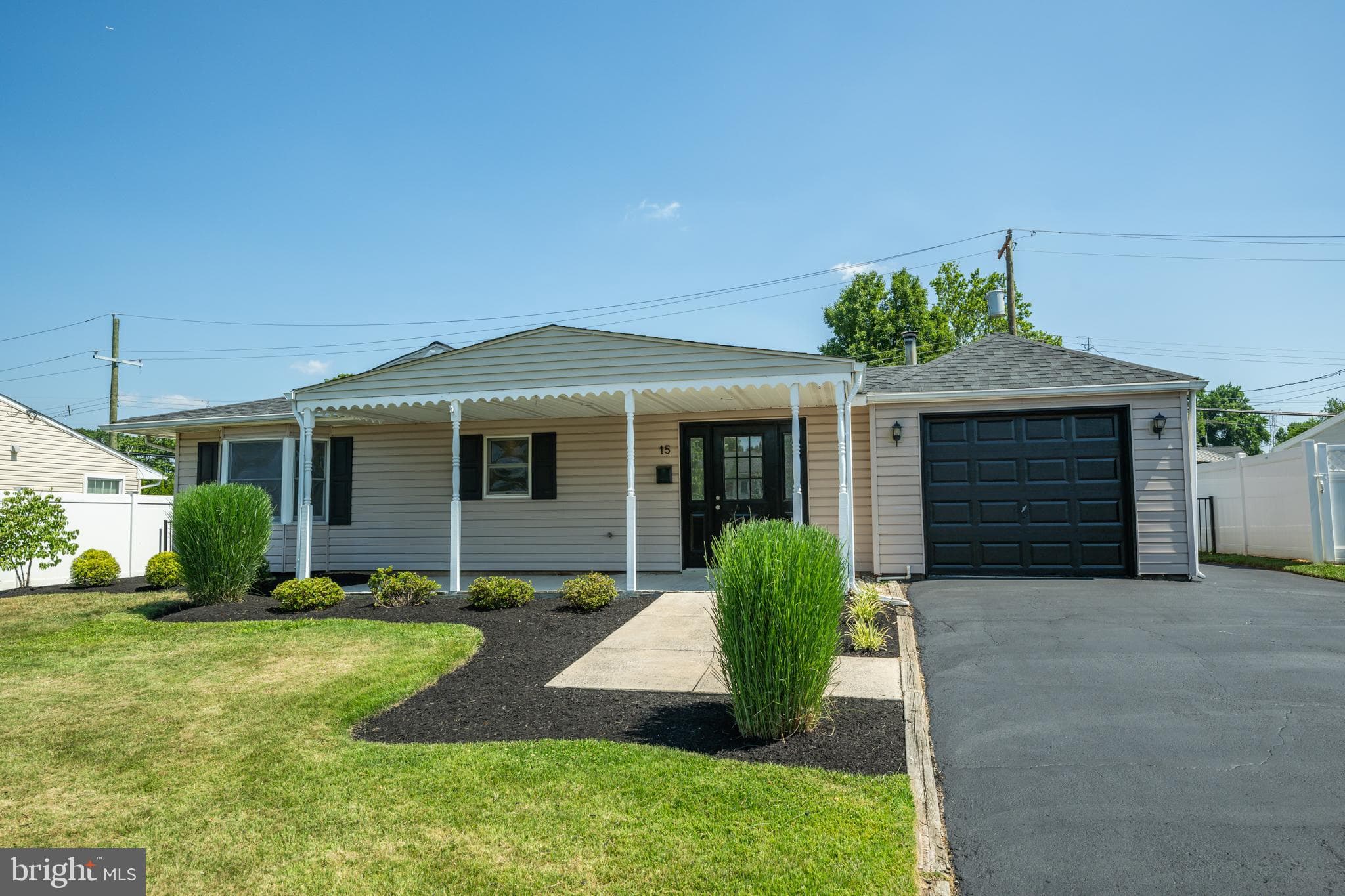 15 Indian Park Rd, Levittown, PA 19057