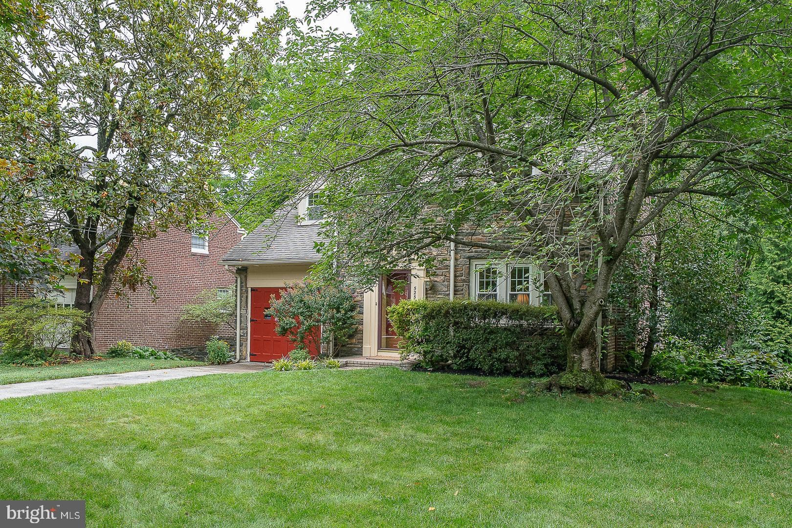 525 W Beechtree Ln, Wayne, PA 19087