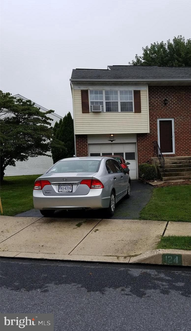 124 Pickwick Pl, Millersville, PA 17551