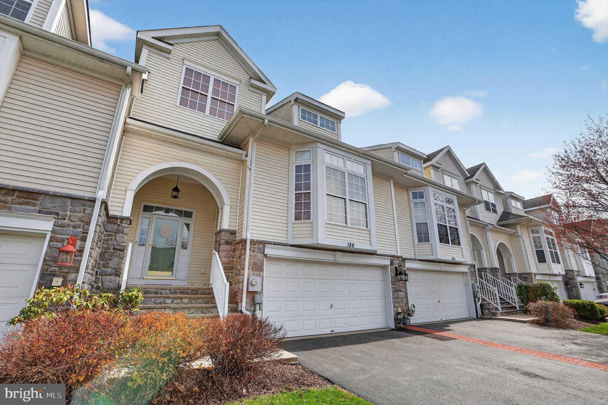 186 Oakmont Ct, Easton, PA 18042