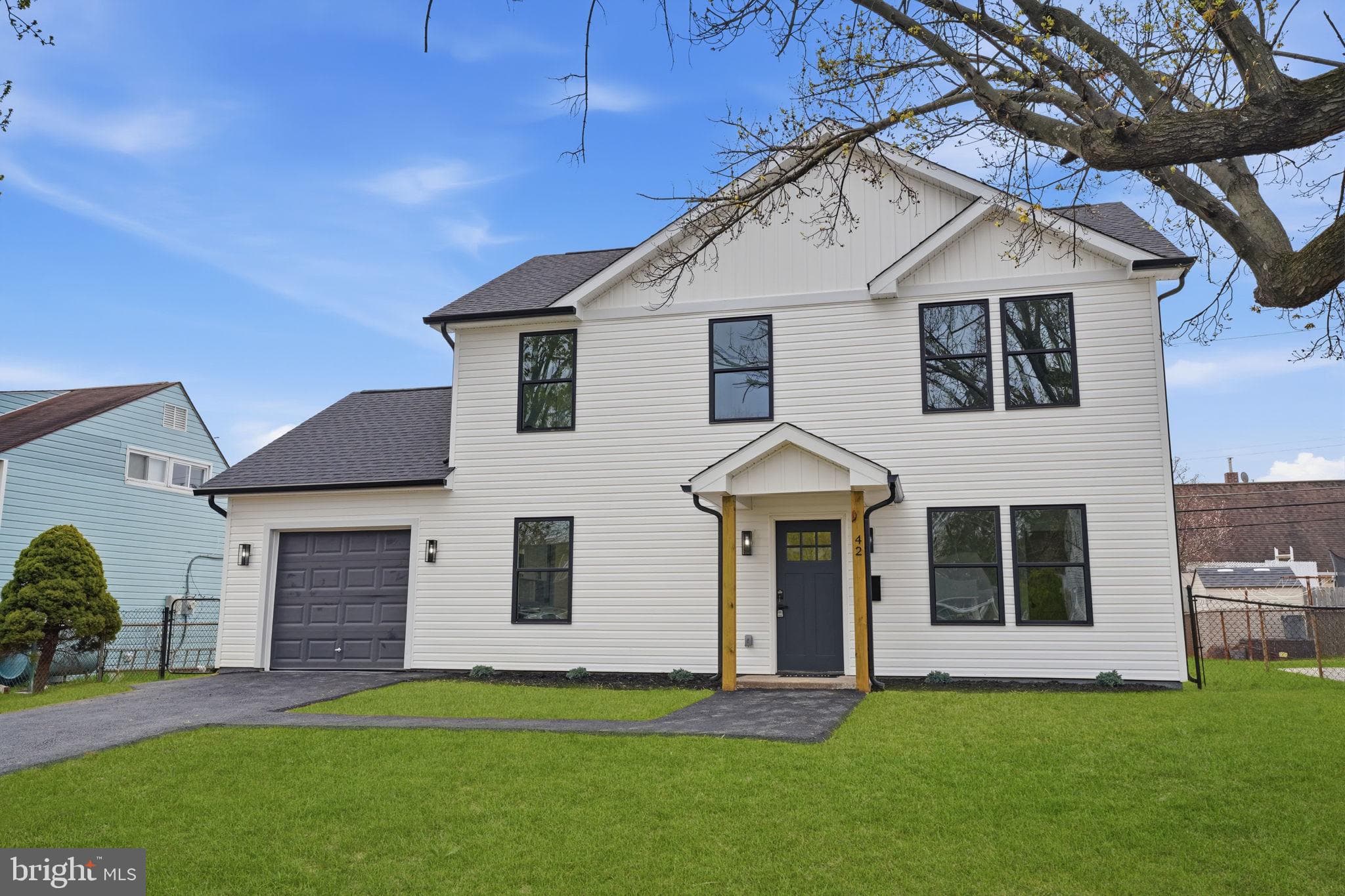 14 Inlet Rd, Levittown, PA 19057