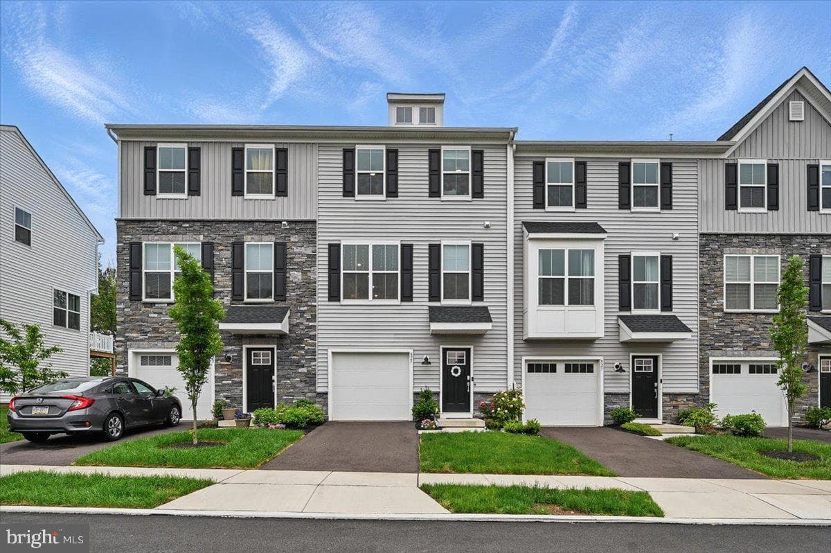 825 Pecan Rd, Spring City, PA 19475