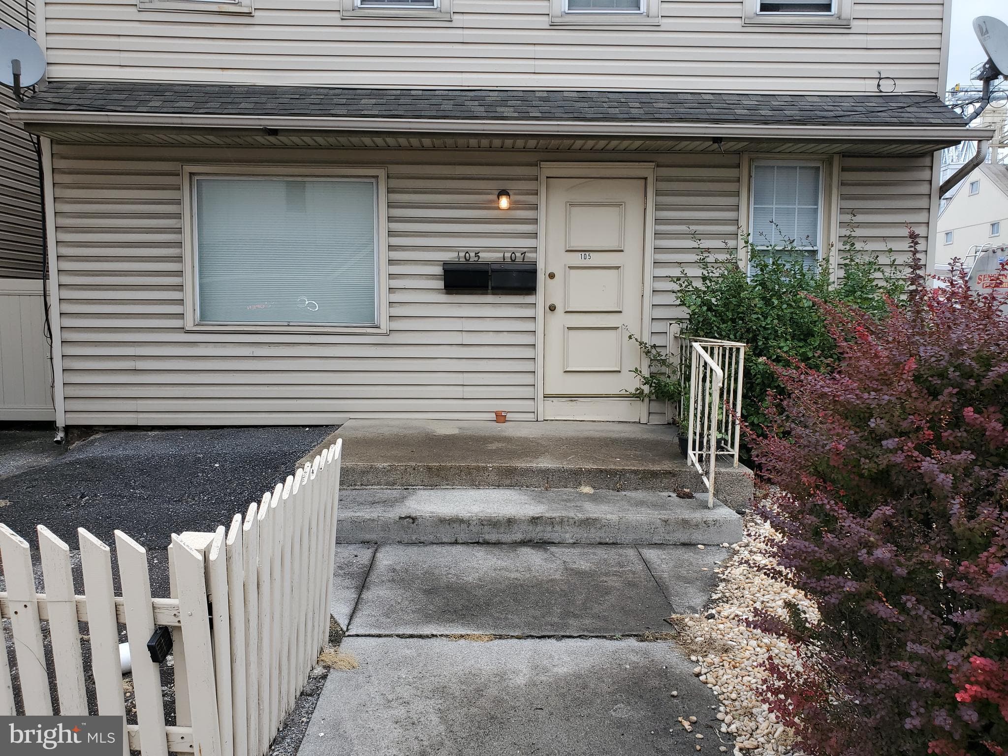 105 S Railroad Ave, New Holland, PA 17557