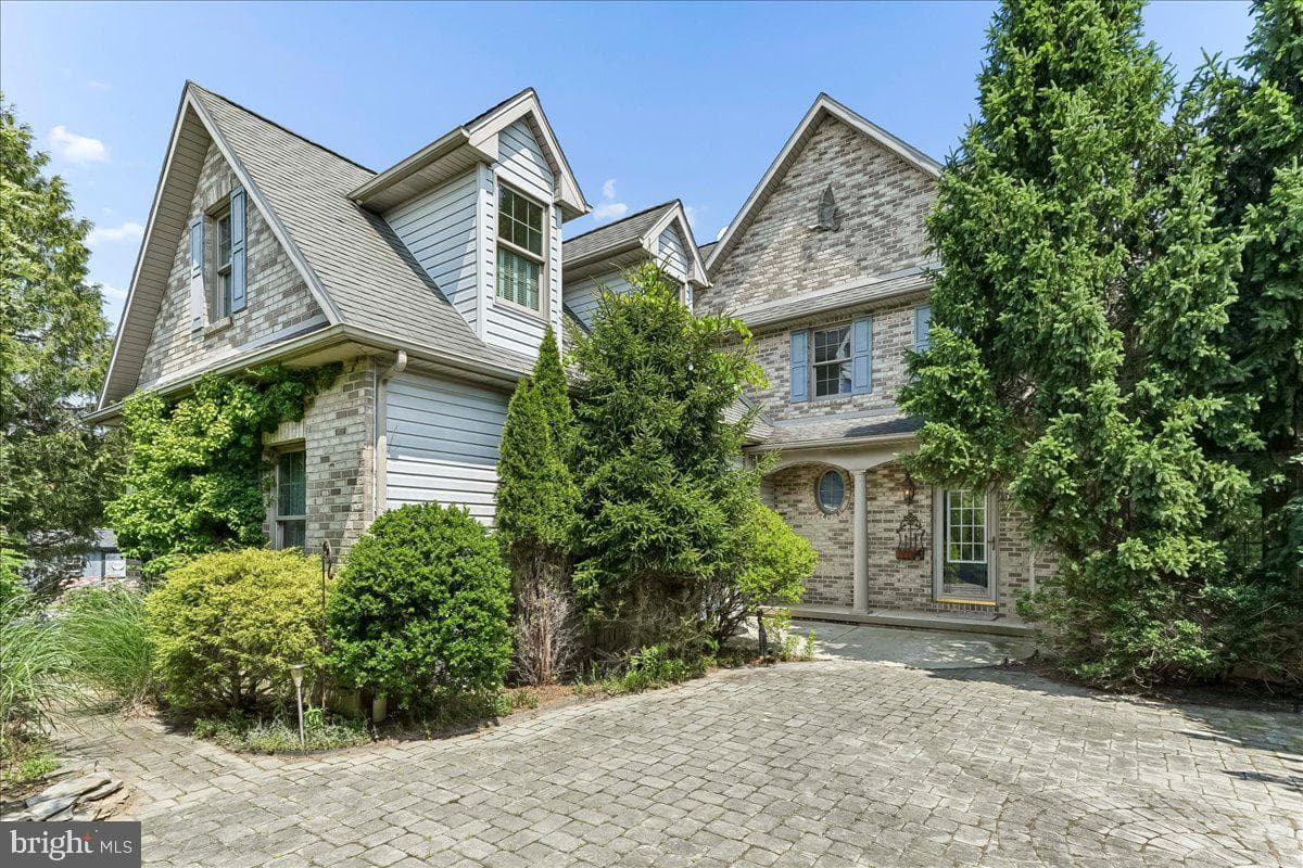8247 Hensingersville Rd, Alburtis, PA 18011