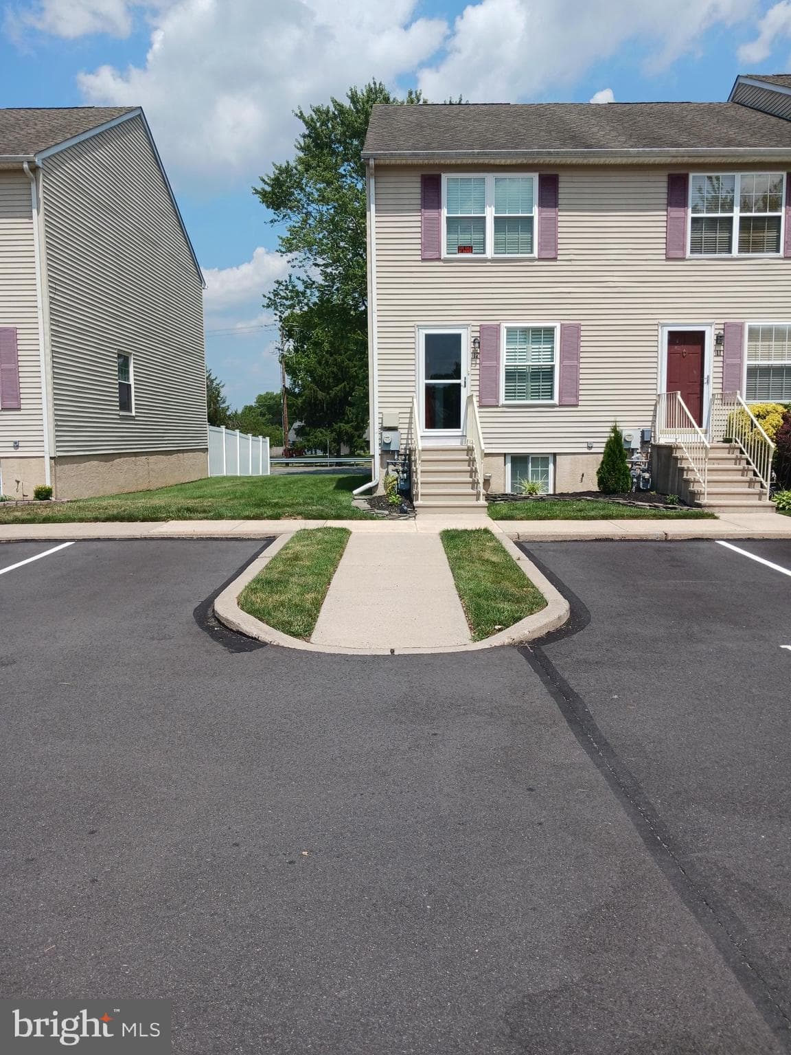 12 Carriage Knoll Ct, Langhorne, PA 19047