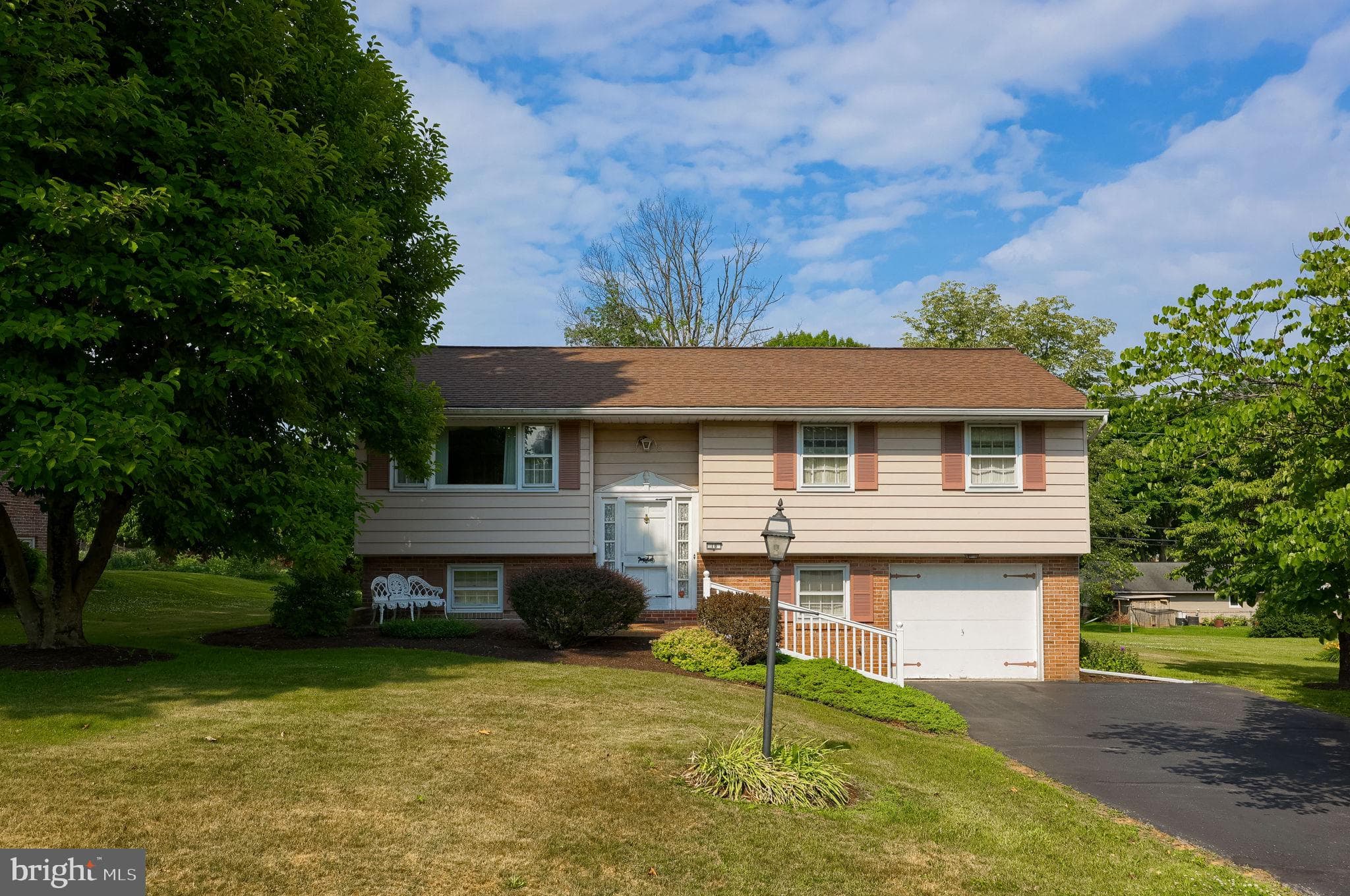 18 Meadow View Dr, Leola, PA 17540