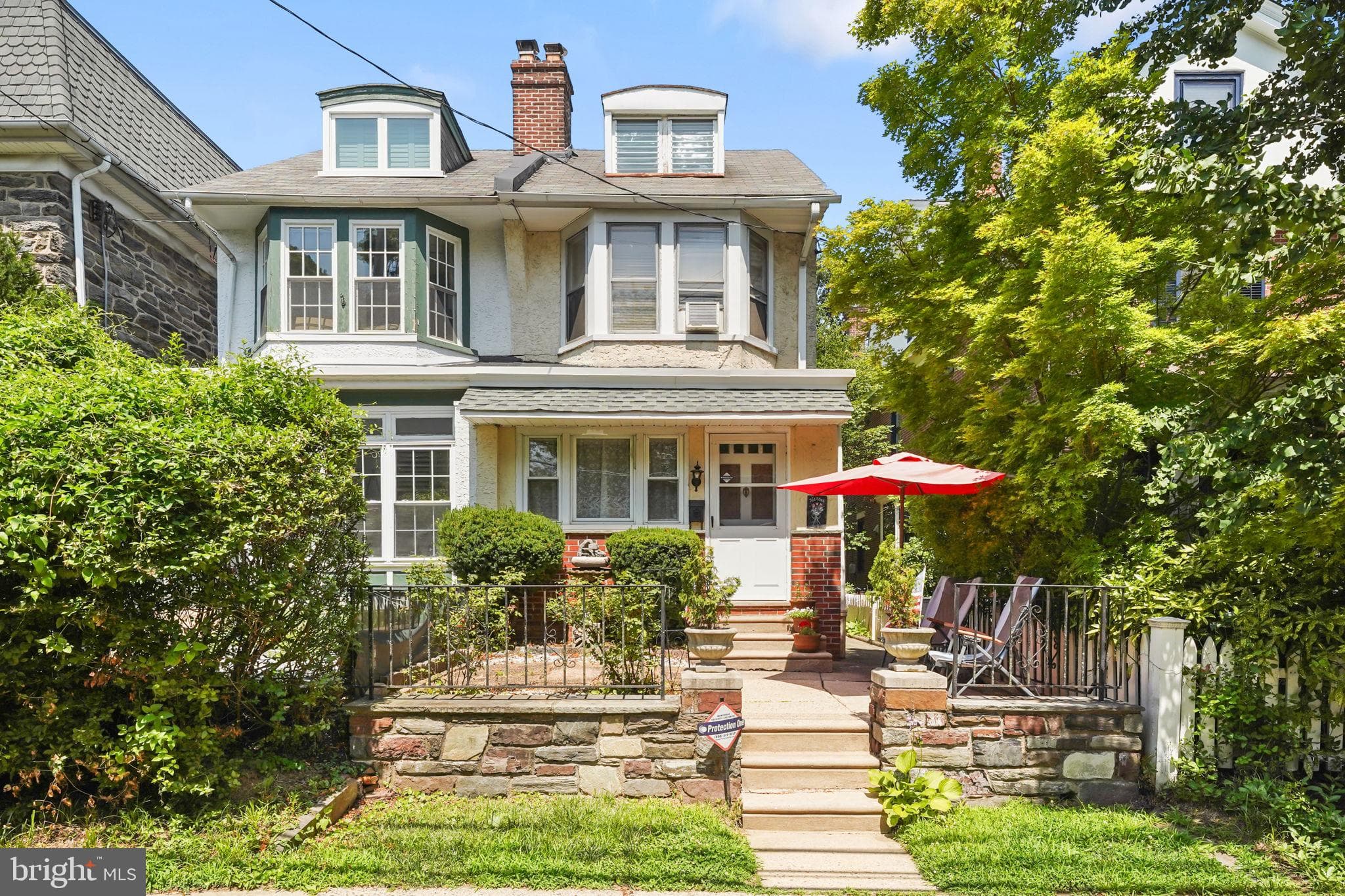 31 E Gravers Ln, Philadelphia, PA 19118