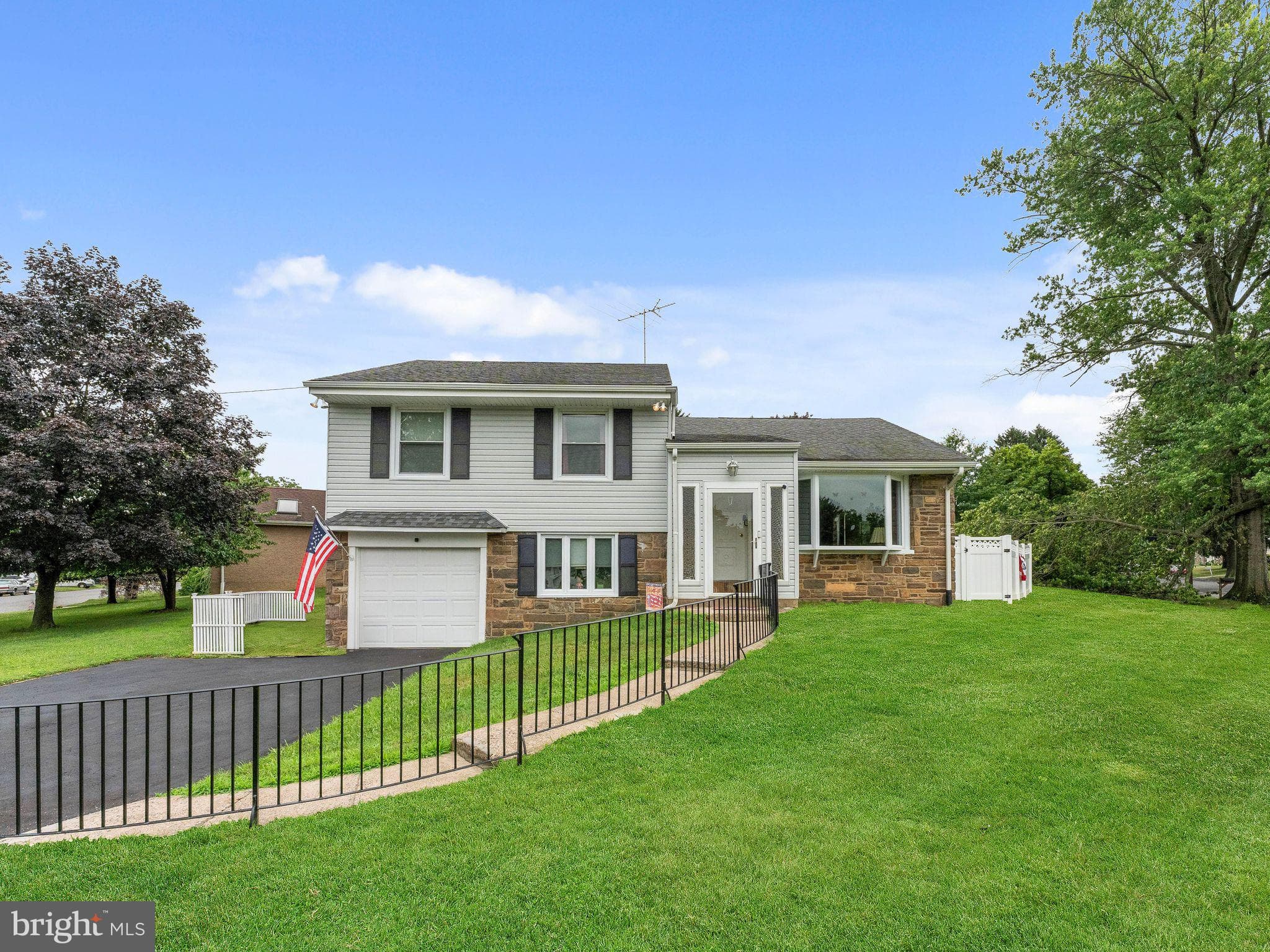 1101 Creswood Rd, Philadelphia, PA 19115